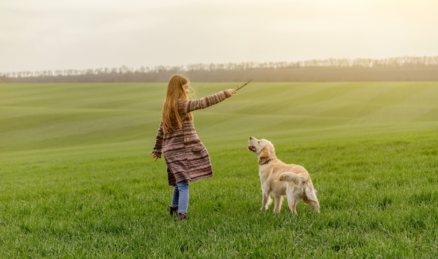 Fille jouant avec un chien à l'extérieur