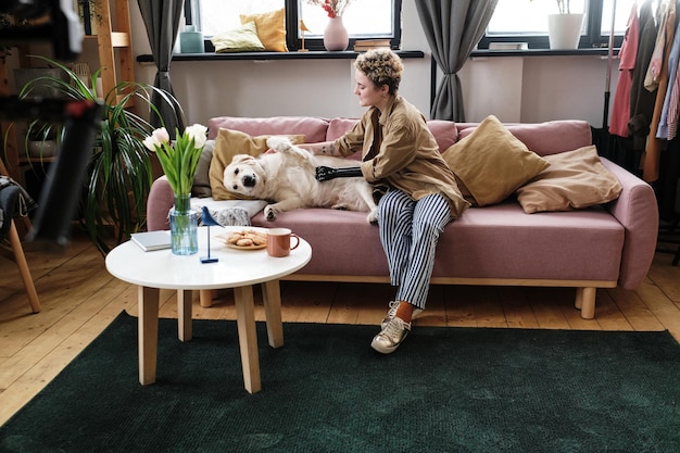 Fille jouant avec un chien à la maison