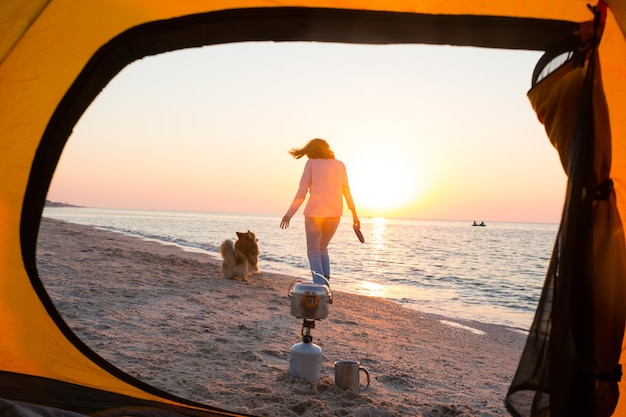 Fille jouant avec un chien sur la plage