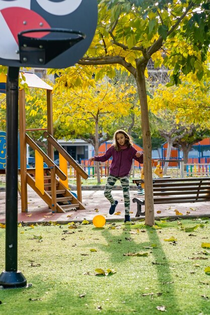 Photo une fille jouant dans une aire de jeux