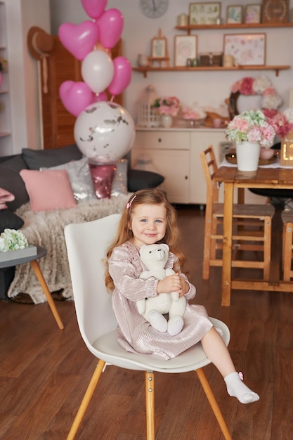 Fille jouant dans la chambre des enfants Bébé avec ours en peluche Salle de jeux pour enfants Jouets éducatifs Développement de la petite enfance