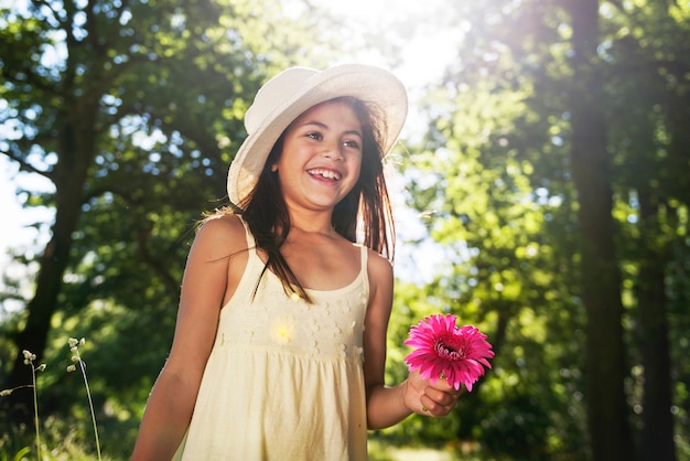 Fille jouant dans le parc