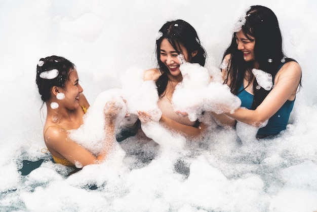 Fille jouant dans la piscine à bulles avec plaisir et joie