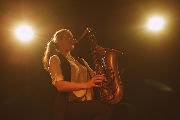 La fille jouant du saxophone