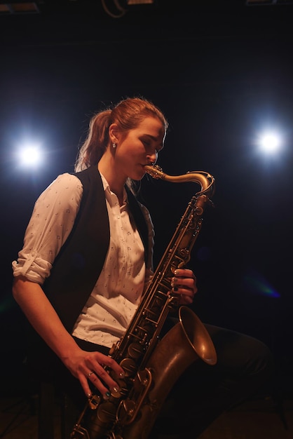 La fille jouant du saxophone
