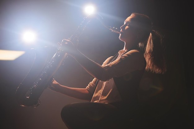 La fille jouant du saxophone