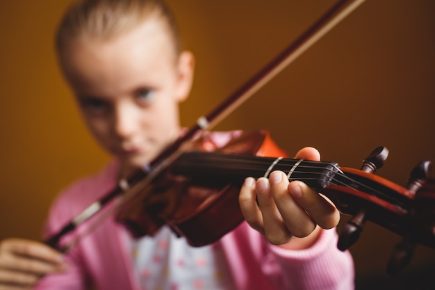 Fille jouant du violon