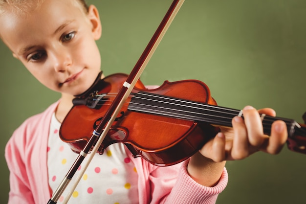 Fille jouant du violon