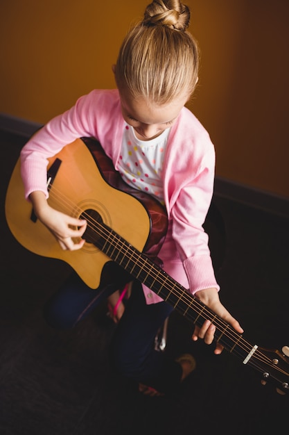 Fille jouant de la guitare