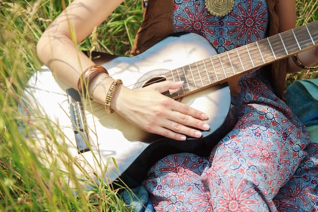 Fille jouant de la guitare