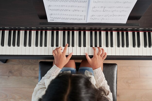 Fille jouant sur un instrument de musique