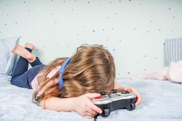 fille jouant à des jeux vidéo