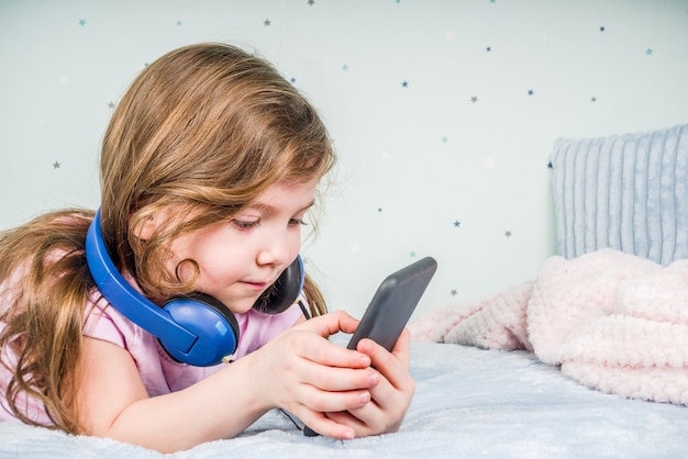 fille jouant à des jeux vidéo