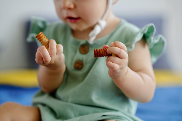 Fille jouant avec des jouets en bois