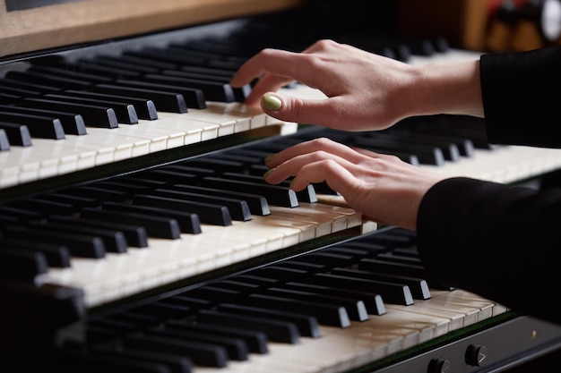 Fille jouant de l'orgue en gros plan des mains