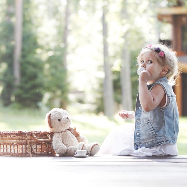 Photo fille jouant avec ours en peluche