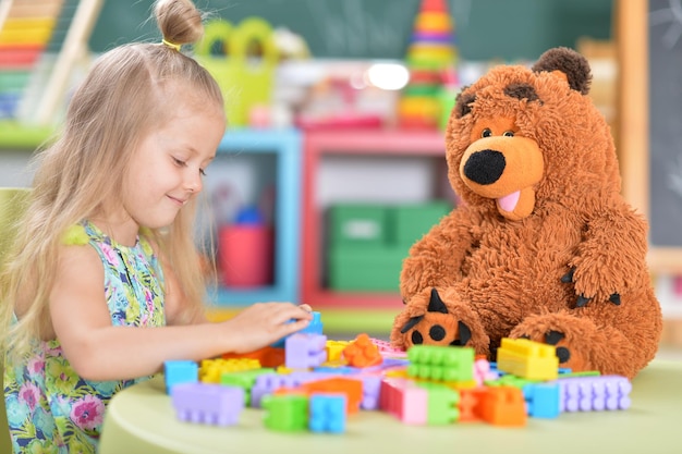 Fille jouant avec ours en peluche