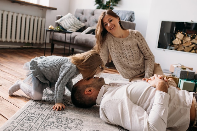 Fille jouant avec son père à la maison