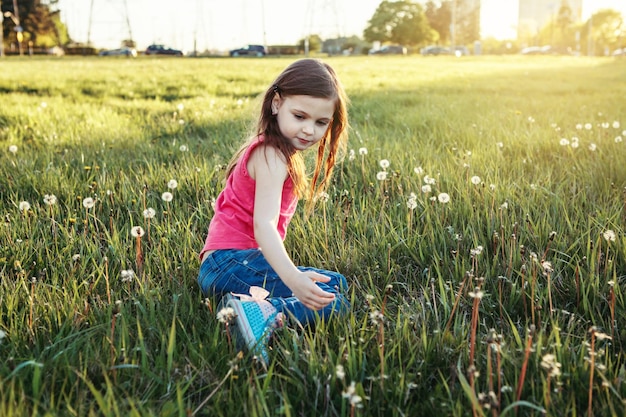 Fille jouant sur le terrain