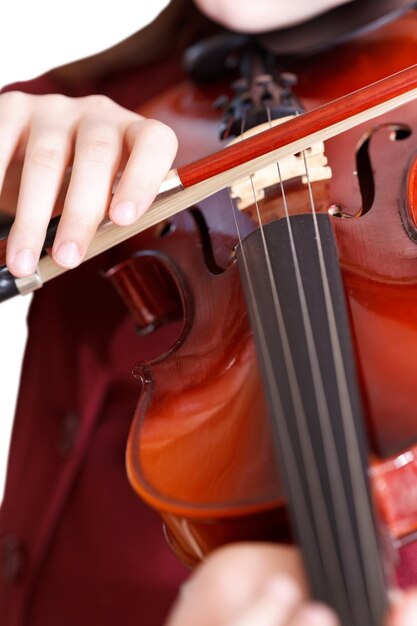 Fille joue du violon à l'arc isolé