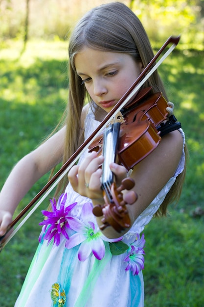 Fille Joue Du Violon à L'extérieur