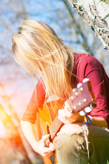 La fille joue de la guitare