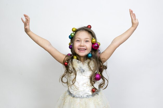 Fille avec des jouets du nouvel an