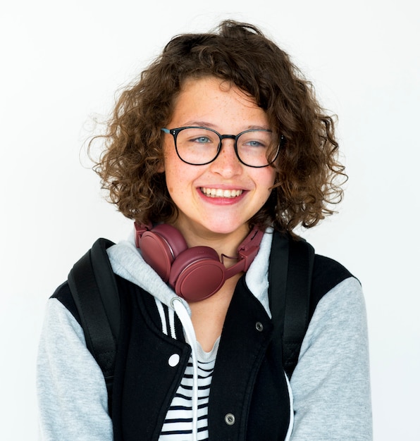 Une fille joyeuse avec un casque