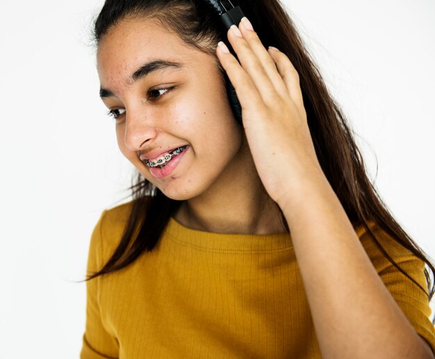 Une fille joyeuse avec un casque