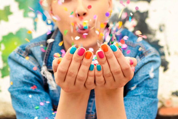 Une fille joyeuse avec des confettis