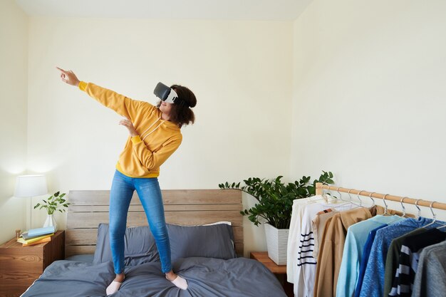 Fille joyeuse dans la danse du casque VR