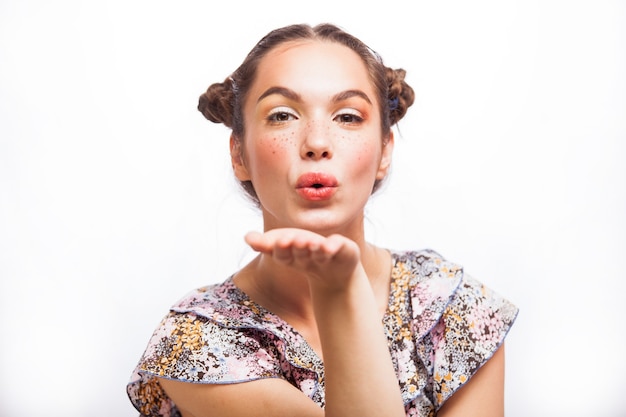 Fille joyeuse envoyant un baiser aérien pendant la séance photo.