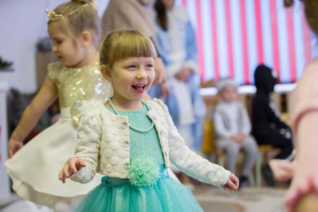 Fille joyeuse à la fête de Noël à la maternelle