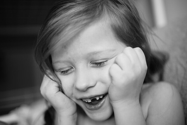 Photo une fille joyeuse sans dents de devant.