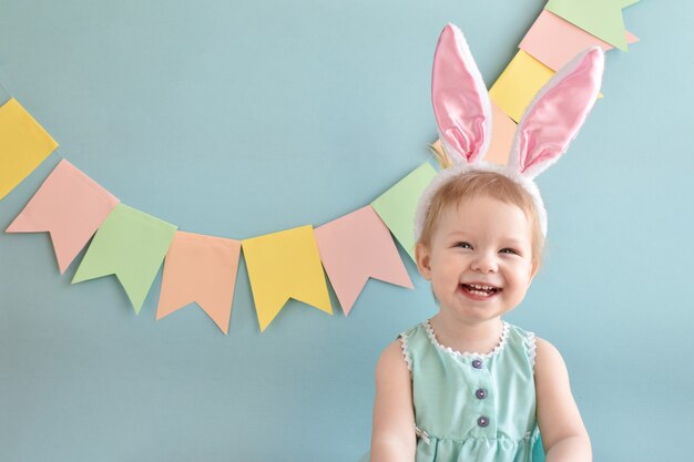 Une fille joyeuse avec un sourire dans ses oreilles de lapin