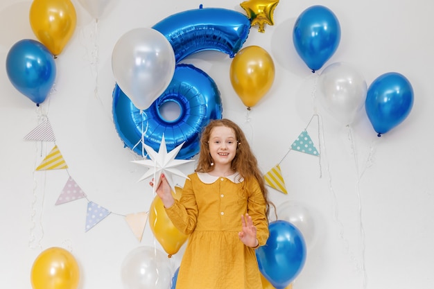 Fille de joyeux anniversaire avec des confettis et des ballons