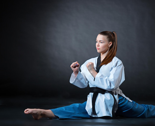 La fille de karaté avec ceinture noire