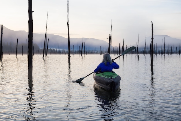 Fille kayak dans un lac