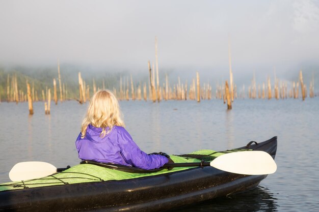 Fille kayak dans un lac