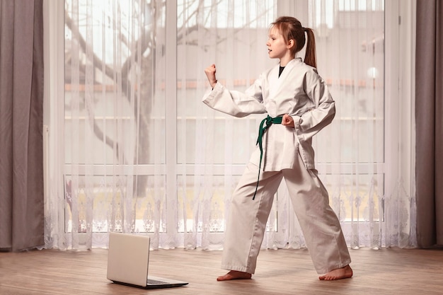 La fille en kimono se tient en position de combat