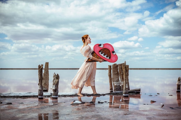 fille sur un lac rose avec une drôle de glace