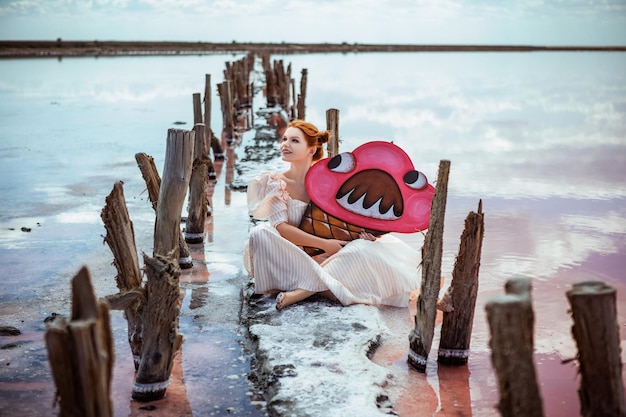 fille sur un lac rose avec une drôle de glace