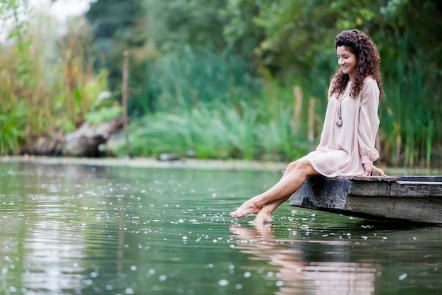 Fille sur le lac