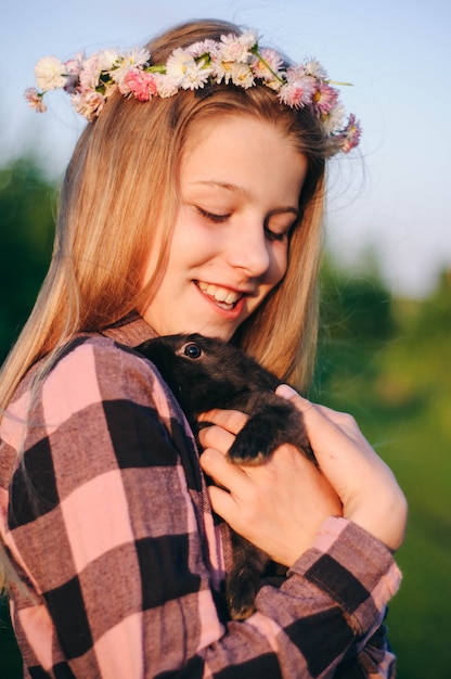 fille avec un lapin à la main