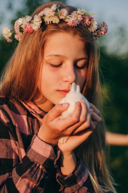 Photo fille avec un lapin à la main