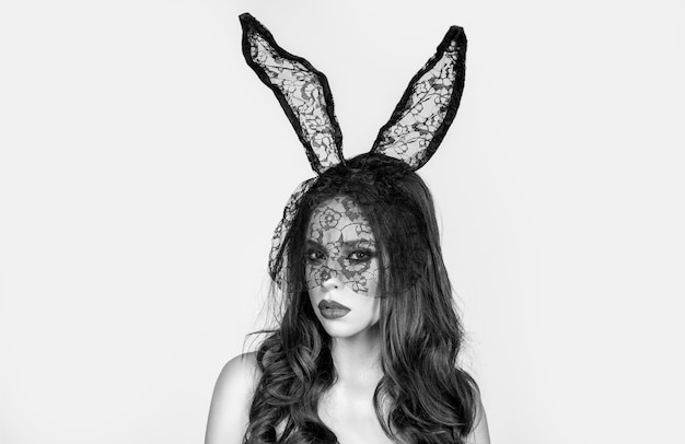 Fille de lapin de Pâques. Dame séduisante sensuelle. Portrait de mode sexy femme au masque de lapin.