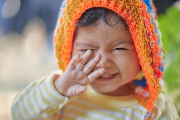 Fille latine souriant joyeusement dans les bras de ses parents