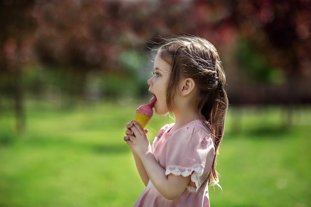 fille lèche une glace