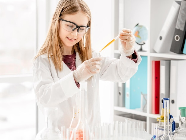 Fille sur la leçon de chimie