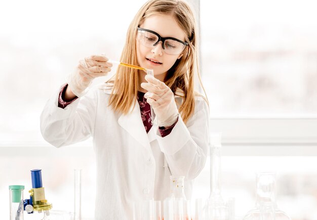 Fille sur la leçon de chimie